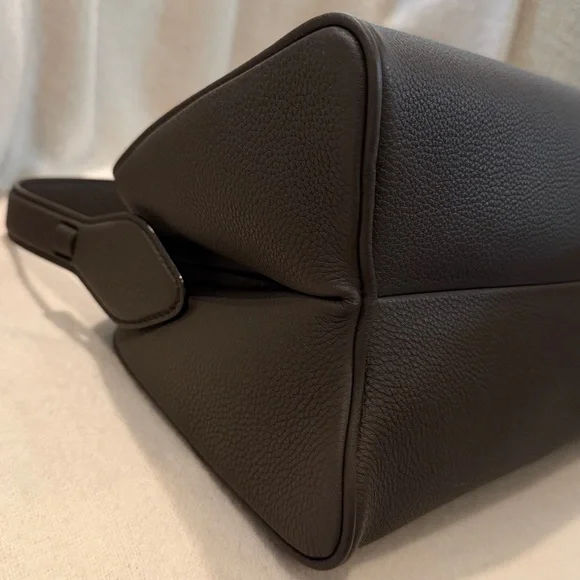 Elegant Brown Khaite Leather Shoulder Bag - Picture 12 of 13